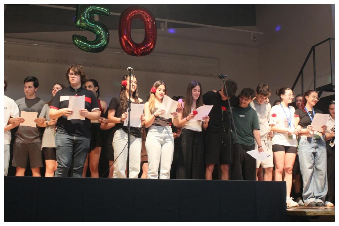 Alunos da Escola Secundária festejaram 25 de Abril em palco